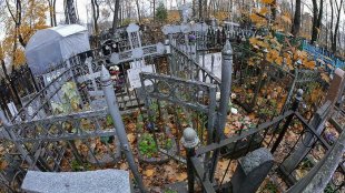 Кладбищенские ограды часто не только выше памятников, но и орнаментальнее их. Их скученность удивительно напоминает плотность застройки заборов в жилых дворах